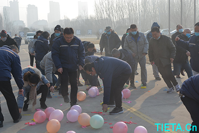 開封鐵塔橡膠工會組織開展“迎新春、踩氣球、猜謎語”活動