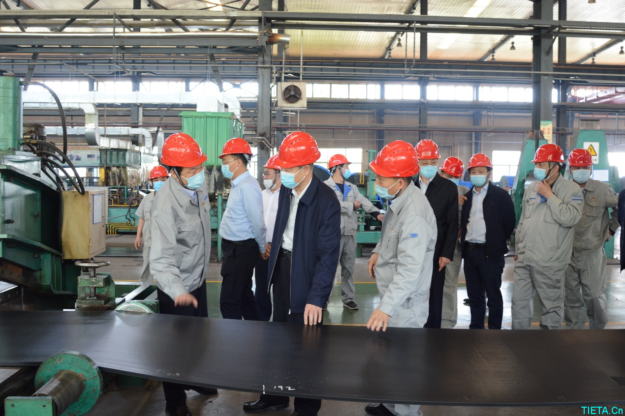 集團(tuán)公司董事長、黨委副書記梁鐵山一行 蒞臨開封鐵塔橡膠調(diào)研指導(dǎo)工作