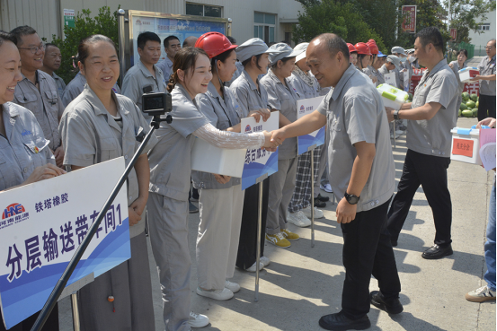 工會送清涼 關(guān)愛護(hù)安康 ——開封鐵塔橡膠開展“夏季送清涼”活動
