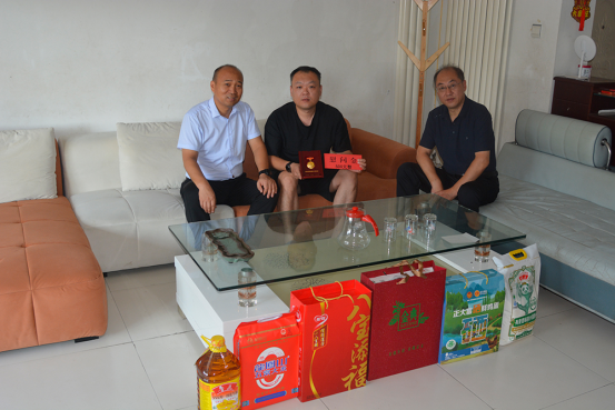 銘記歷史 致敬英雄 ——開封鐵塔橡膠領導班子慰問離休干部家屬并頒發(fā)“中國人民抗日戰(zhàn)爭勝利 80周年”紀念章